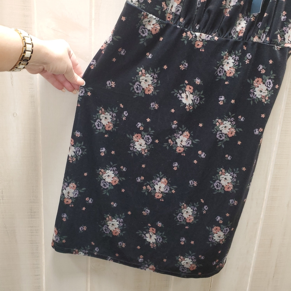 Hollister Velvet Dress Size M - NEW with Tags - Picture 7 of 9